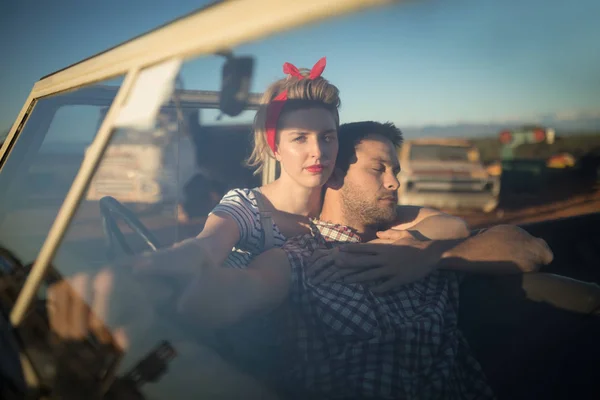 Casal sentado juntos em um carro — Fotografia de Stock