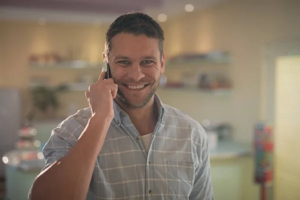 Hombre hablando por teléfono móvil en restaurante — Foto de Stock