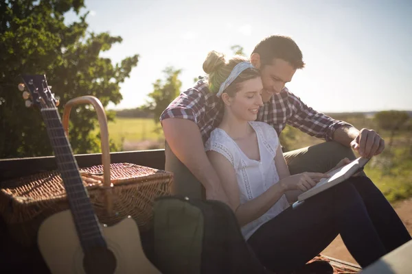 Couple relaxing in car on sunny day — Stock Photo, Image