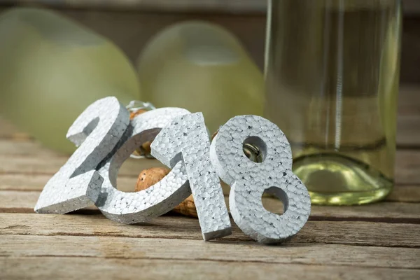 Αριθμός νέο έτος 2018 και Μπουκάλια σαμπάνιας — Φωτογραφία Αρχείου
