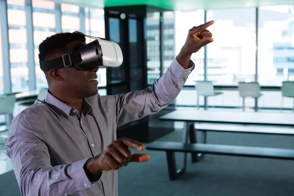 Man using virtual reality headset — Stock Photo, Image