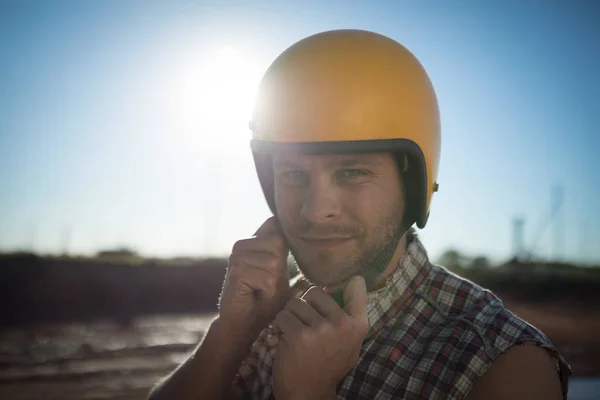 Seorang pria memakai helm di hari yang cerah — Stok Foto