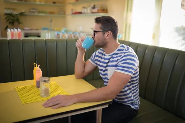 Uomo che prende un caffè al ristorante — Foto Stock