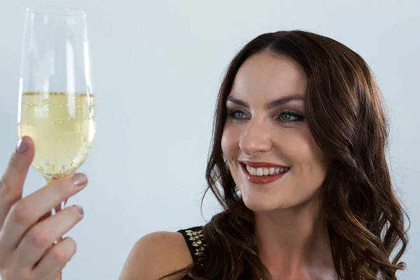 Sonriente mujer sosteniendo copa de champán — Foto de Stock
