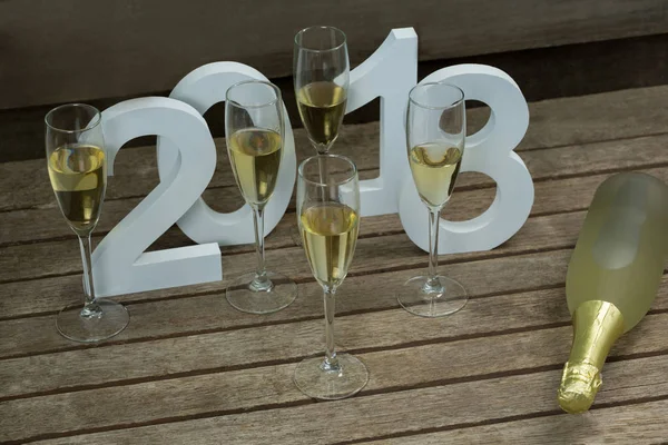 Champagneglazen tegen getallen vormen van 2018 — Stockfoto