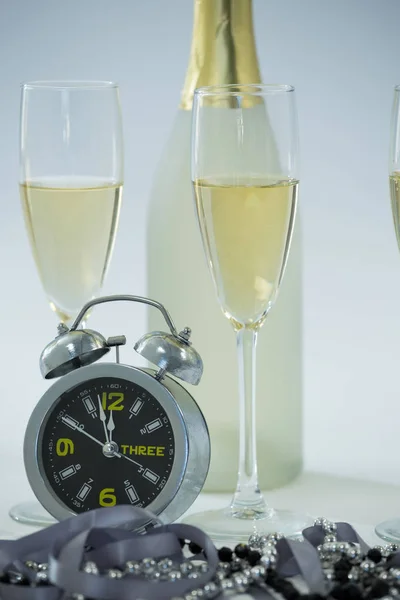 目覚まし時計とシャンパン — ストック写真