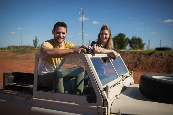 Pareja sentados juntos en el coche — Foto de Stock