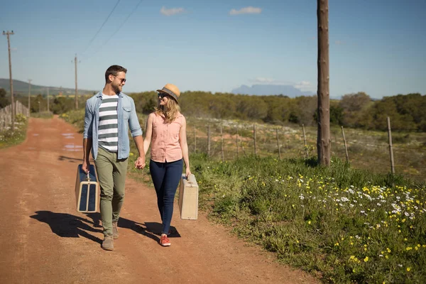 Couple marchant avec leurs bagages — Photo