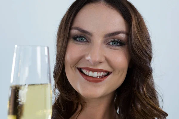 Vrouw met glas champagne — Stockfoto