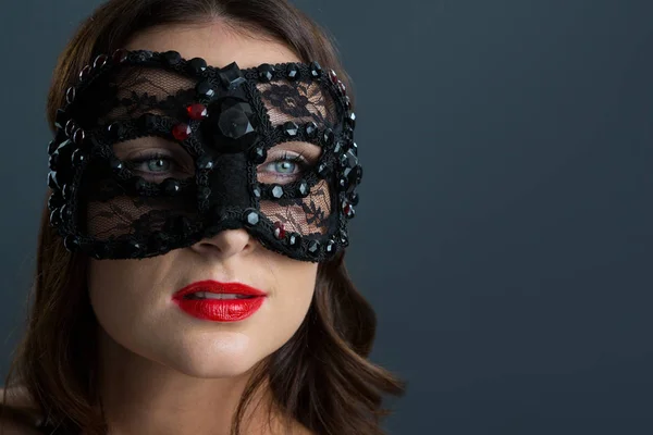 Kadın giyiyor maskeli balo maskesi — Stok fotoğraf