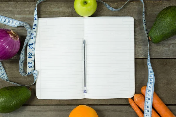 Journal ouvert avec légumes — Photo