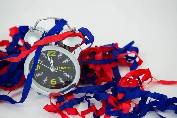 알람 시계와 깃발 — 스톡 사진