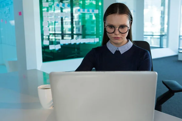 Managerinnen nutzen Laptop am Schreibtisch — Stockfoto