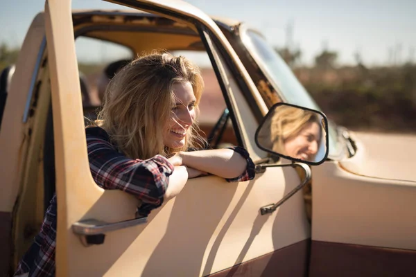 Mujer de pie cerca del coche — Foto de Stock