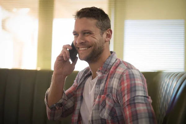 Man talar i mobiltelefon i restaurang — Stockfoto