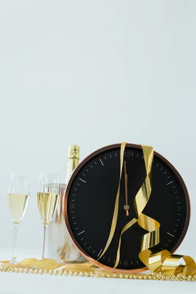 Σαμπάνια με ρολόι και γυαλί — Φωτογραφία Αρχείου