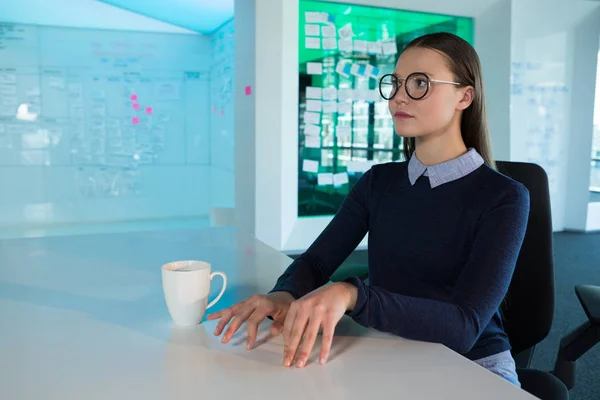 Weibliche Führungskraft gestikuliert am Schreibtisch — Stockfoto