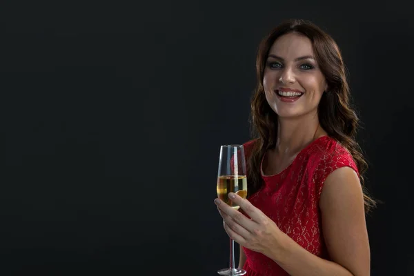 Mujer sosteniendo copa de champán — Foto de Stock