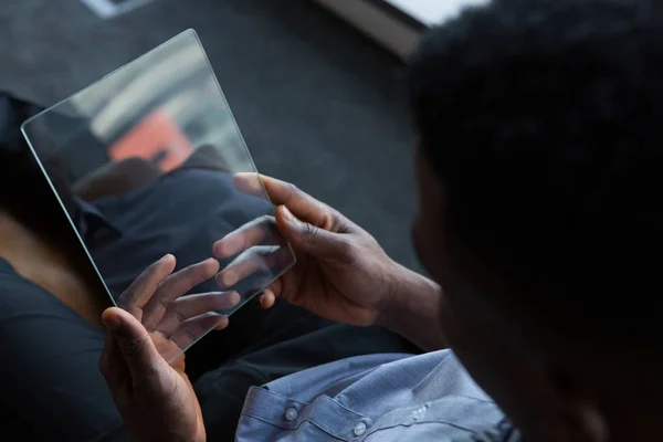 Männliche Führungskraft mit digitalem Tablet aus Glas — Stockfoto