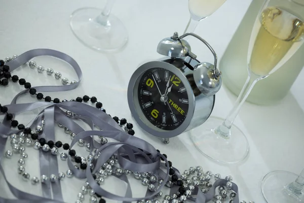 闹钟和玻璃的香槟 — 图库照片