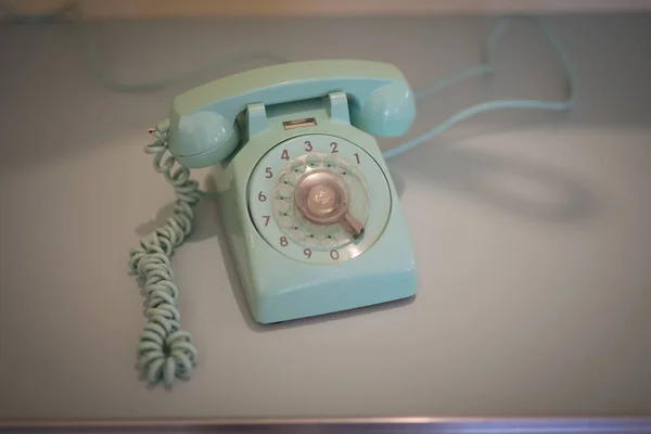 桌上的老式电话 — 图库照片