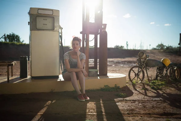 Donna seduta al distributore di benzina — Foto Stock