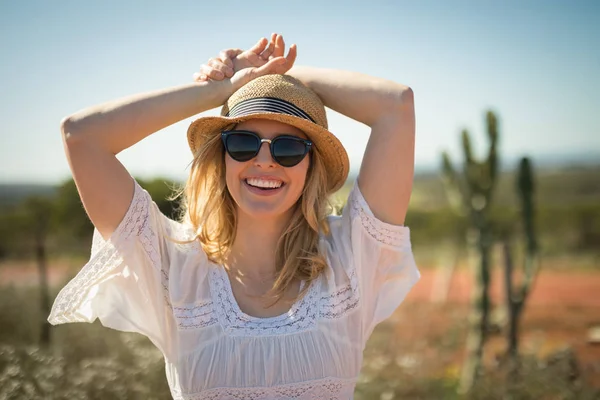 Kvinna i solglasögon leende — Stockfoto