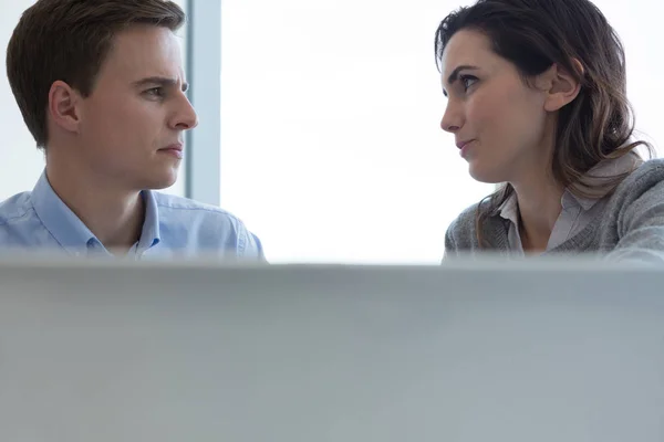 Männliche und weibliche Führungskräfte arbeiten — Stockfoto