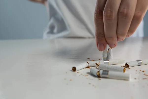 Mujer mano rompiendo cigarrillo — Foto de Stock