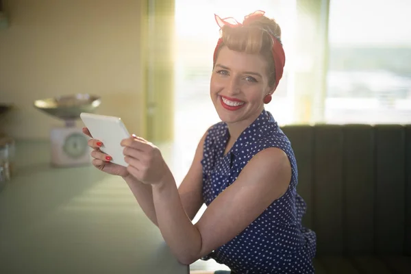 Mulher usando tablet digital no restaurante — Fotografia de Stock