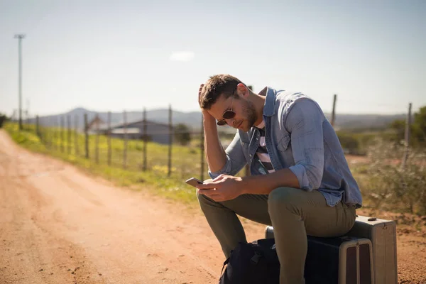 Человек, использующий мобильный телефон в солнечный день — стоковое фото