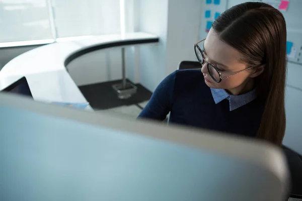 Female executive working at desk — Stock Photo, Image