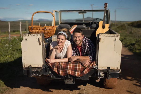 Casal relaxante no carro em um dia ensolarado — Fotografia de Stock