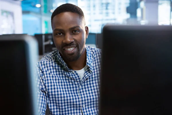 Computer engineer sitting at desk — Stock Photo, Image