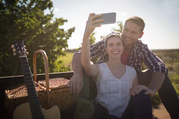 Par som tar selfie med telefon — Stockfoto