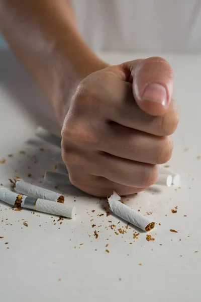 Mulher quebrando cigarro com punho — Fotografia de Stock