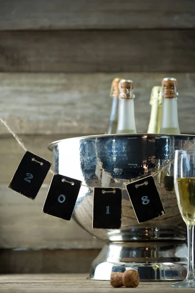 Butelki szampana w wiaderko do lodu — Zdjęcie stockowe