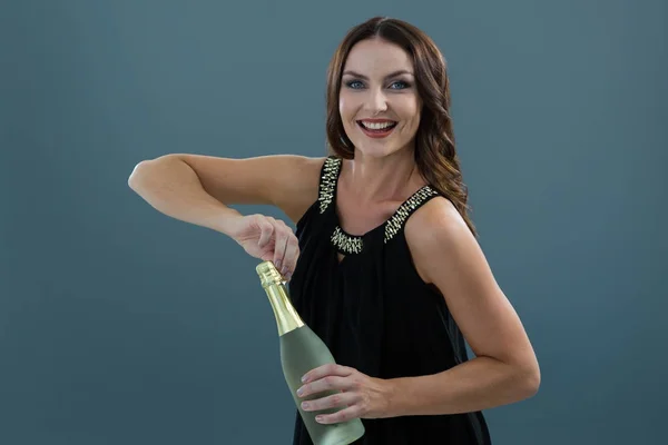 Mulher abrindo garrafa de champanhe — Fotografia de Stock