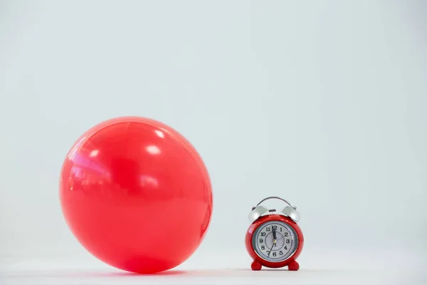 Roter Ballon und Wecker — Stockfoto