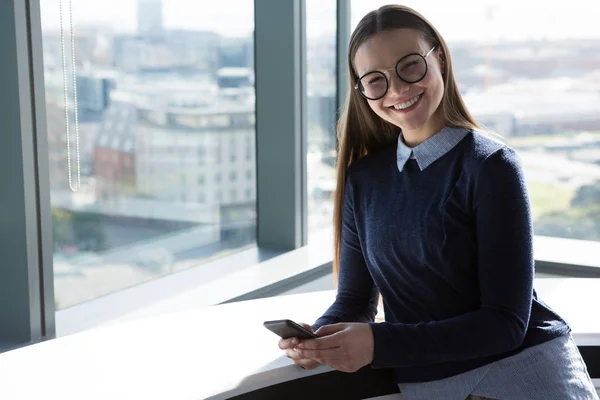 Weibliche Führungskraft mit Handy — Stockfoto