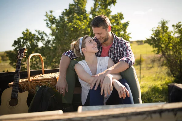 Pár v autě za slunečného dne — Stock fotografie