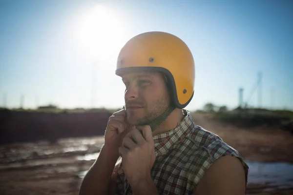 Homem usando um capacete em um dia ensolarado — Fotografia de Stock