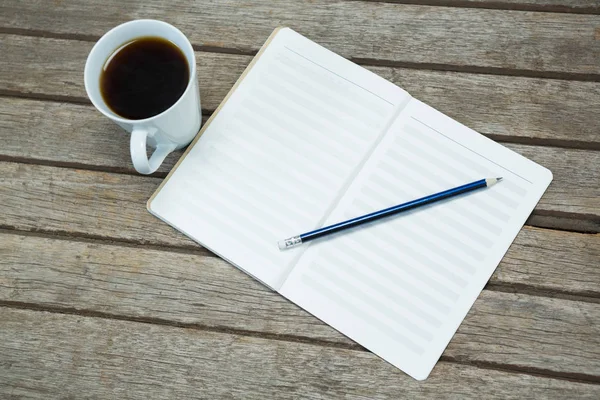 Schwarzer Kaffee mit Organisator und Bleistift — Stockfoto