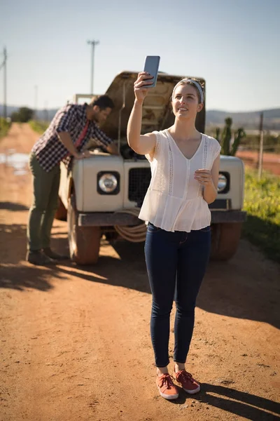 Frau macht Selfie — Stockfoto