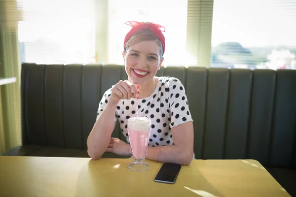 Mulher tendo milkshake no restaurante — Fotografia de Stock