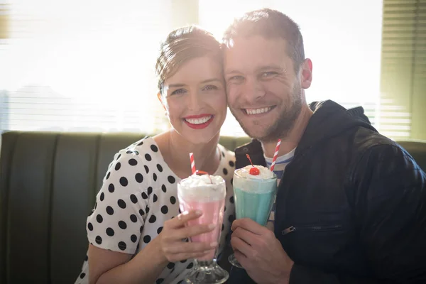 Пара пьет молочный коктейль в ресторане — стоковое фото