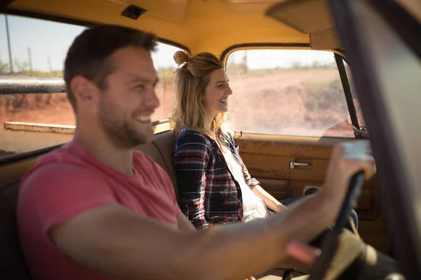 Pareja sentada junta en un coche — Foto de Stock