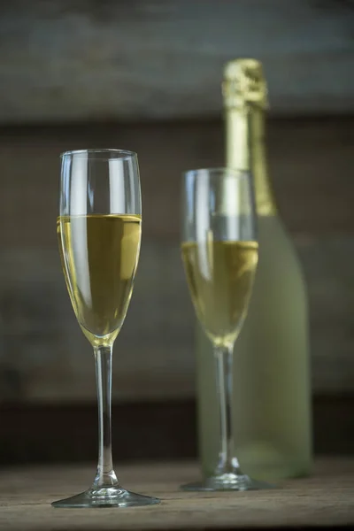 Glas champagne med champagneflaska — Stockfoto