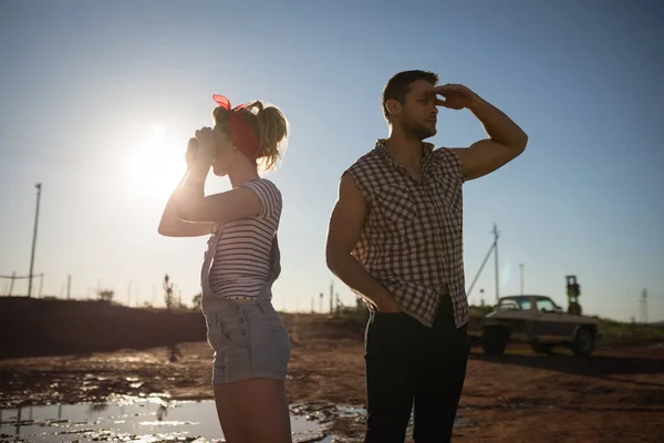 Pár stojící společně na slunečný den — Stock fotografie