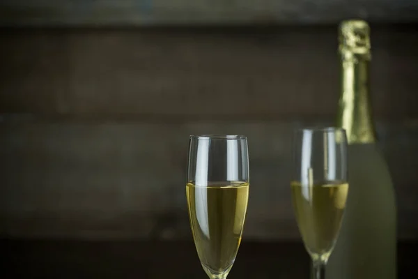 Kieliszek szampana z butelką szampana — Zdjęcie stockowe